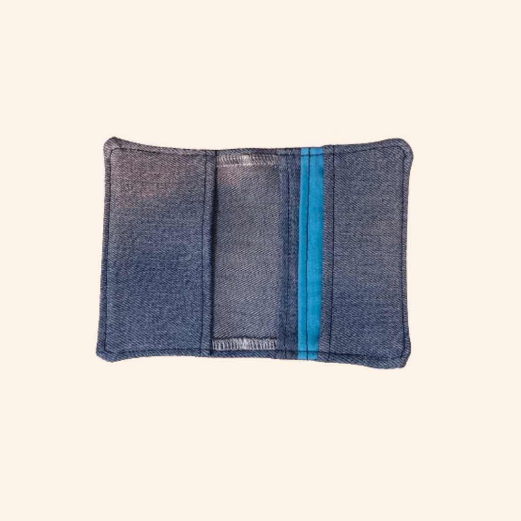 porte-cartes fait à partir de vêtements en fin de vie