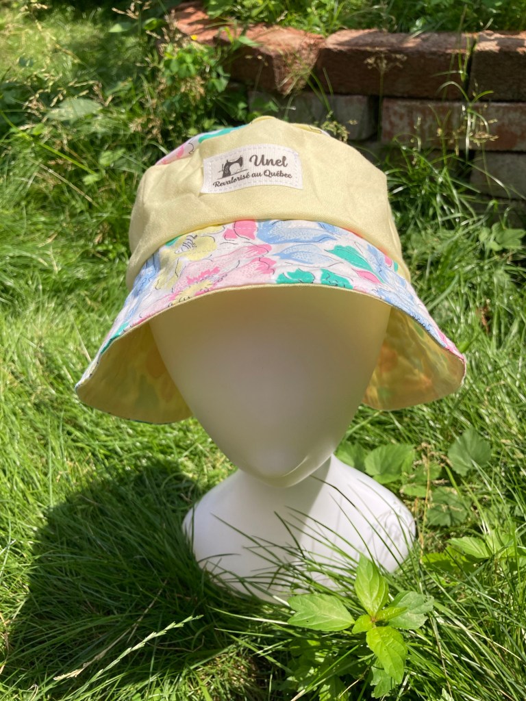 Chapeau surcyclé à motifs à fleurs pâles Taille M