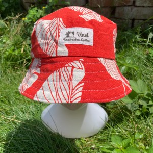 Chapeau surcyclé rouge à feuilles blanches - taille S