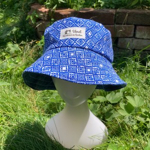 Chapeau surcyclé à motif bleu géométrique - taille M
