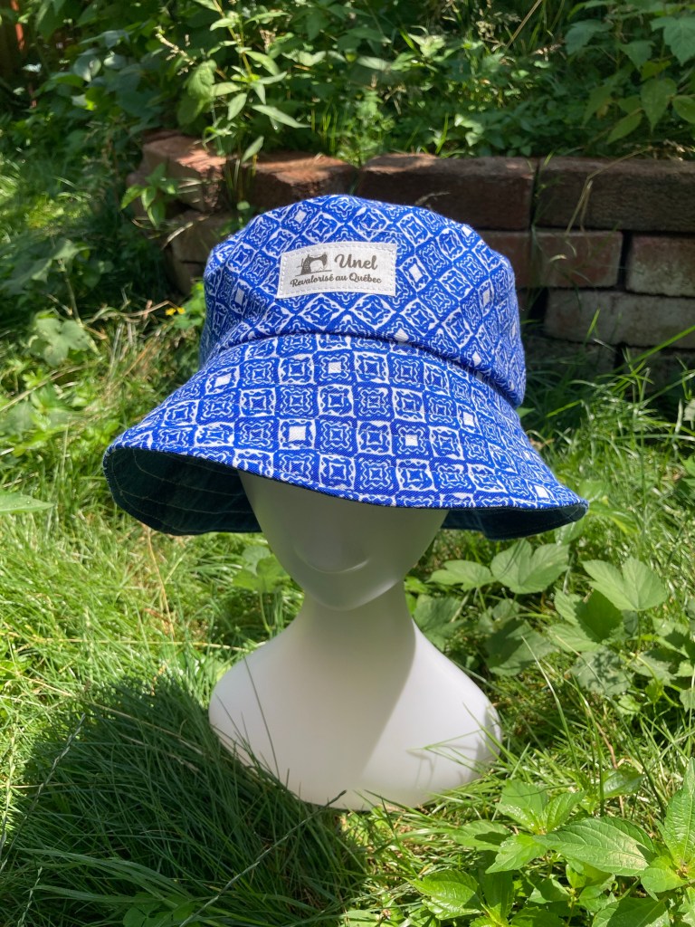 Chapeau surcyclé à motif bleu géométrique - taille M